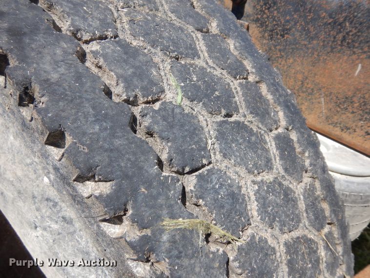 image for item HA9426 1989 International 8300  semi truck