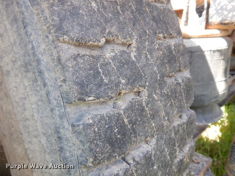 image for item HA9426 1989 International 8300  semi truck