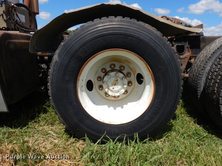 image for item HA9426 1989 International 8300  semi truck