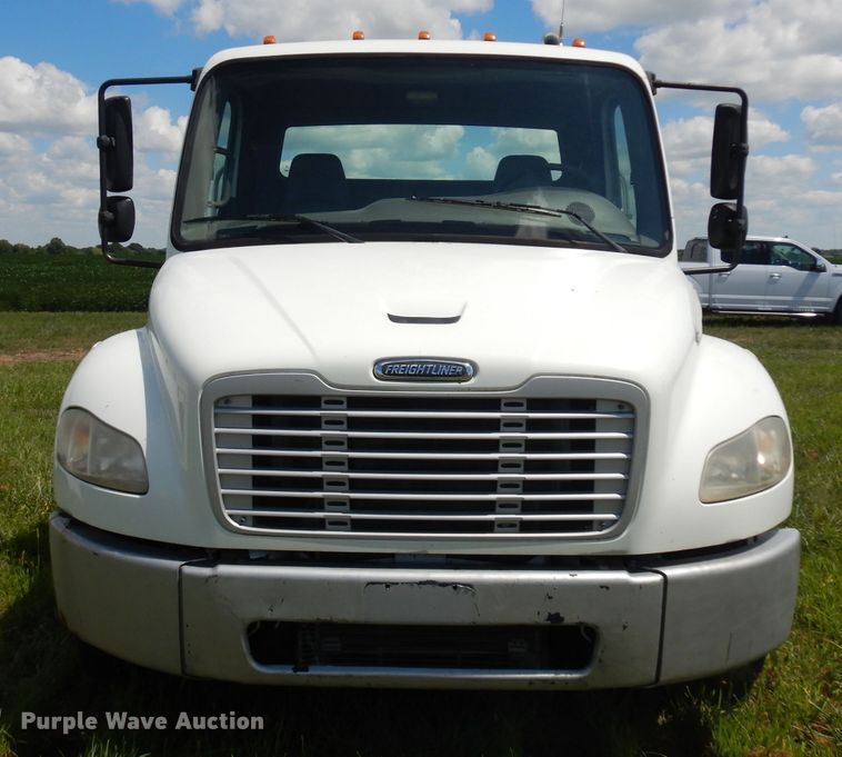 image for item HA9428 2007 Freightliner Business Class M2  truck cab and chassis