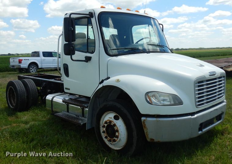 image for item HA9428 2007 Freightliner Business Class M2  truck cab and chassis