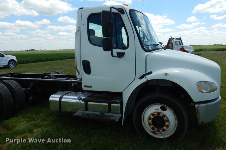 image for item HA9428 2007 Freightliner Business Class M2  truck cab and chassis