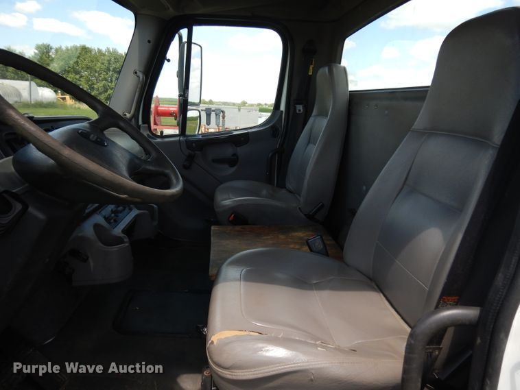 image for item HA9428 2007 Freightliner Business Class M2  truck cab and chassis