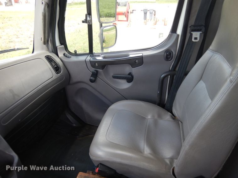 image for item HA9428 2007 Freightliner Business Class M2  truck cab and chassis