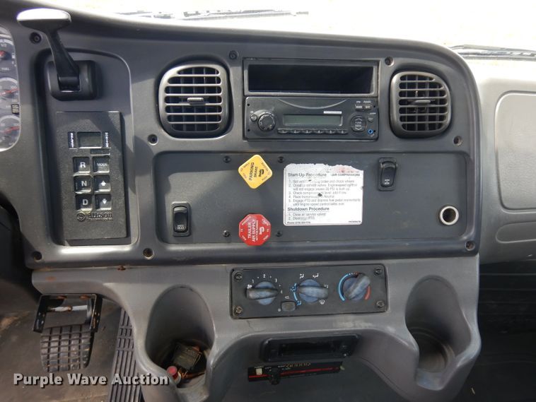 image for item HA9428 2007 Freightliner Business Class M2  truck cab and chassis