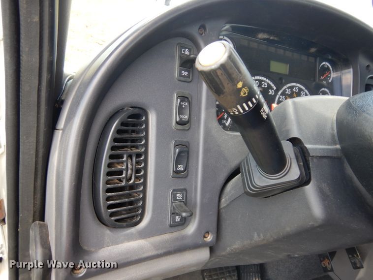 image for item HA9428 2007 Freightliner Business Class M2  truck cab and chassis