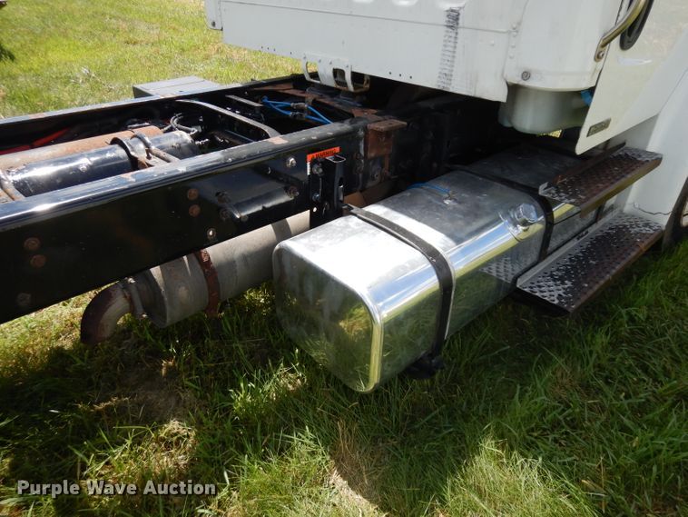 image for item HA9428 2007 Freightliner Business Class M2  truck cab and chassis