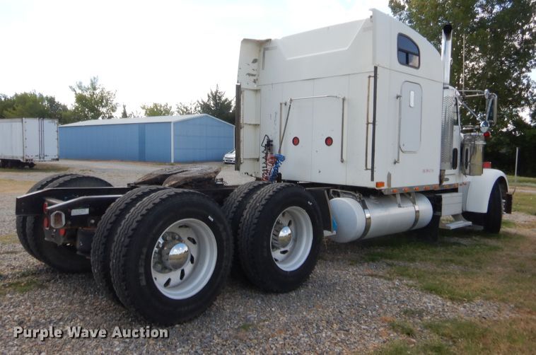 image for item HB9284 1997 Freightliner FLD  semi truck