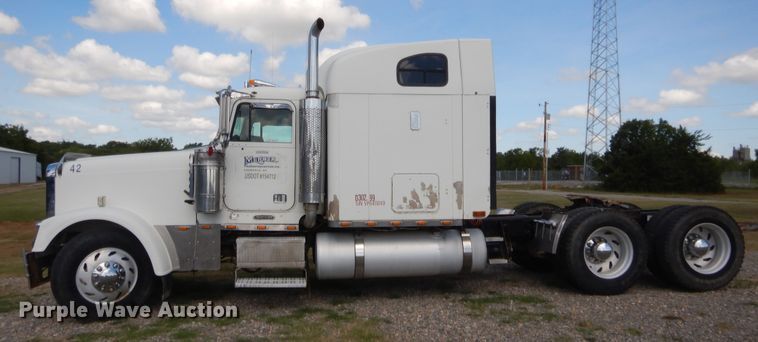 image for item HB9284 1997 Freightliner FLD  semi truck