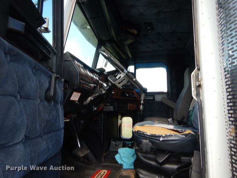 image for item HB9284 1997 Freightliner FLD  semi truck