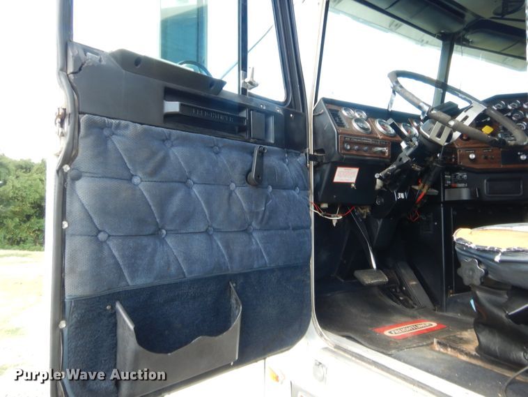 image for item HB9284 1997 Freightliner FLD  semi truck