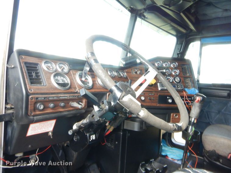 image for item HB9284 1997 Freightliner FLD  semi truck