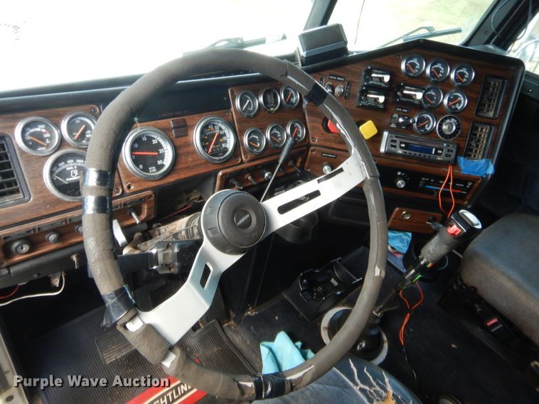 image for item HB9284 1997 Freightliner FLD  semi truck