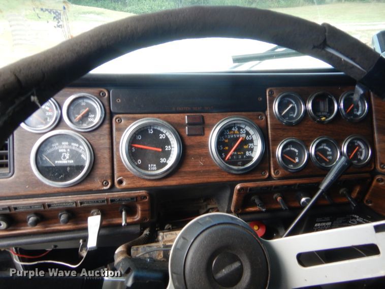 image for item HB9284 1997 Freightliner FLD  semi truck