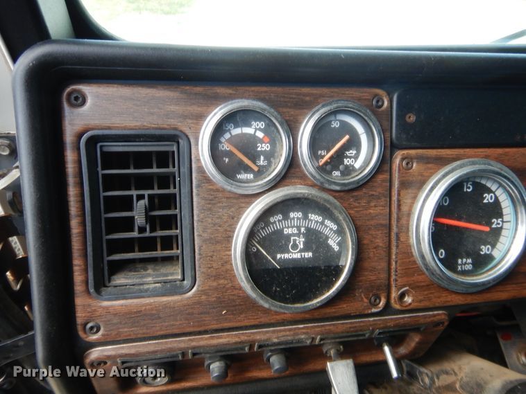 image for item HB9284 1997 Freightliner FLD  semi truck