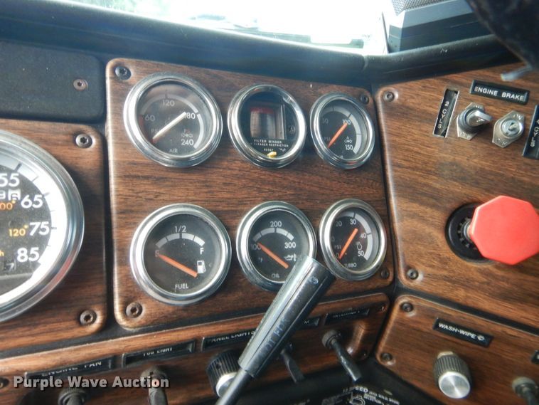 image for item HB9284 1997 Freightliner FLD  semi truck