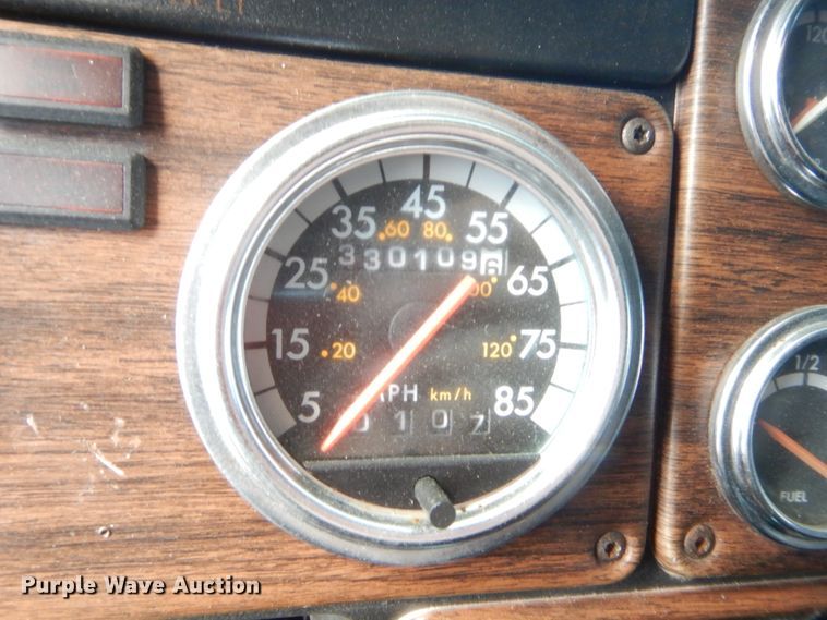 image for item HB9284 1997 Freightliner FLD  semi truck