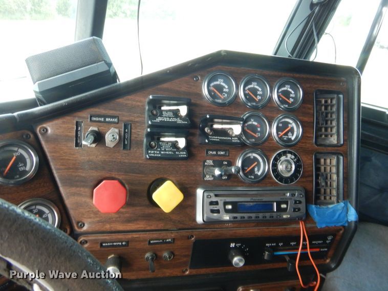 image for item HB9284 1997 Freightliner FLD  semi truck