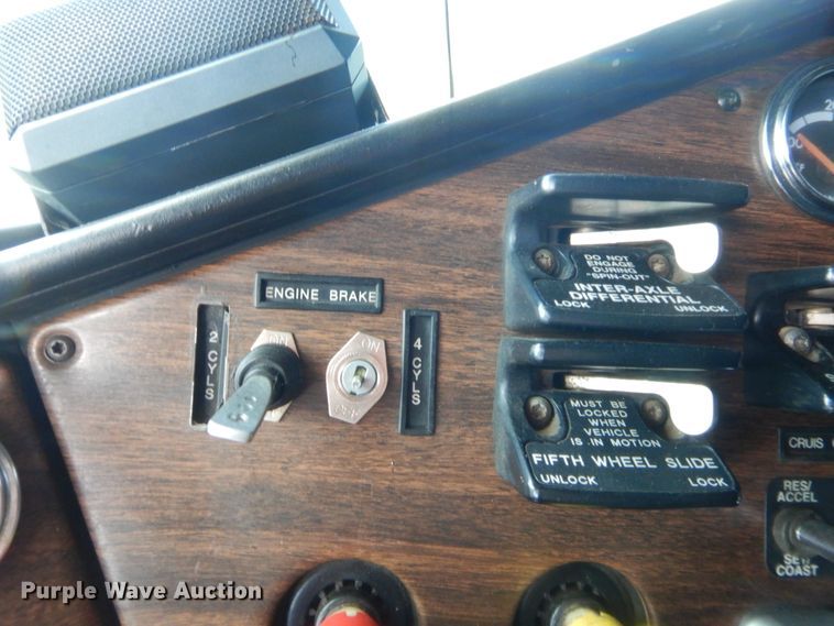 image for item HB9284 1997 Freightliner FLD  semi truck