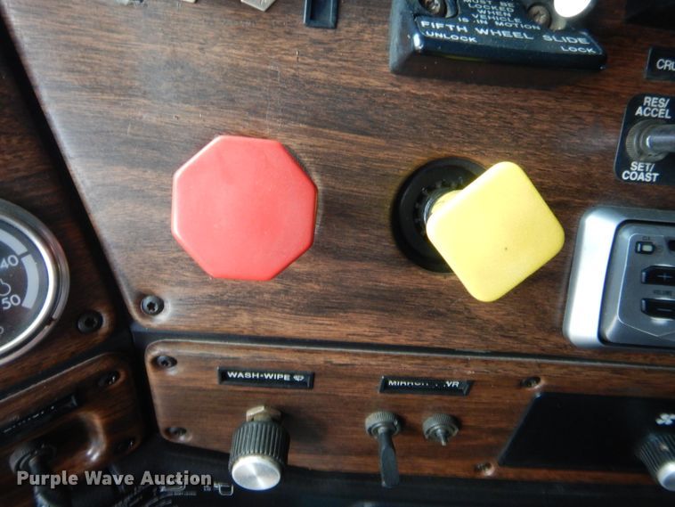 image for item HB9284 1997 Freightliner FLD  semi truck