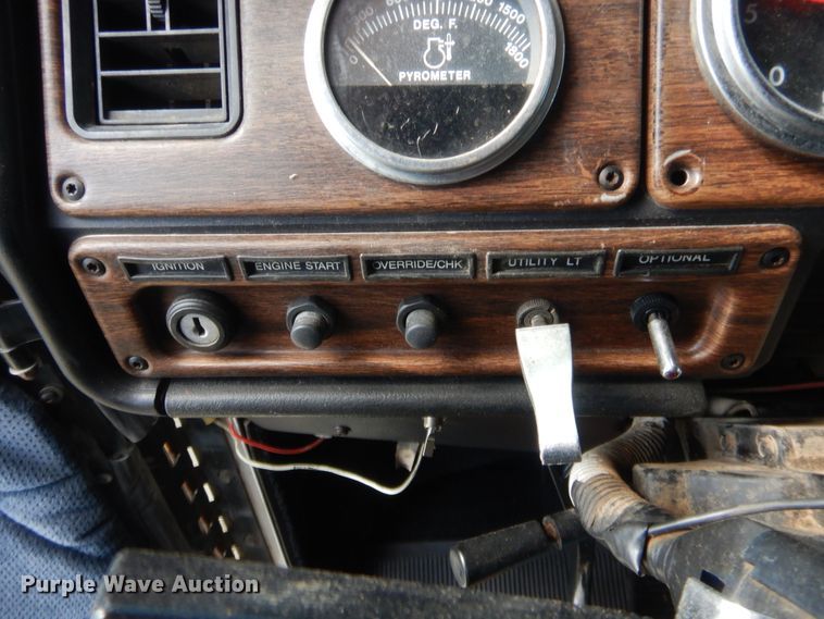 image for item HB9284 1997 Freightliner FLD  semi truck