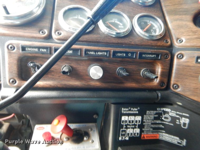 image for item HB9284 1997 Freightliner FLD  semi truck