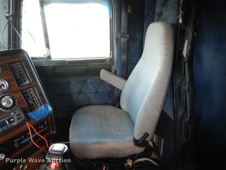 image for item HB9284 1997 Freightliner FLD  semi truck