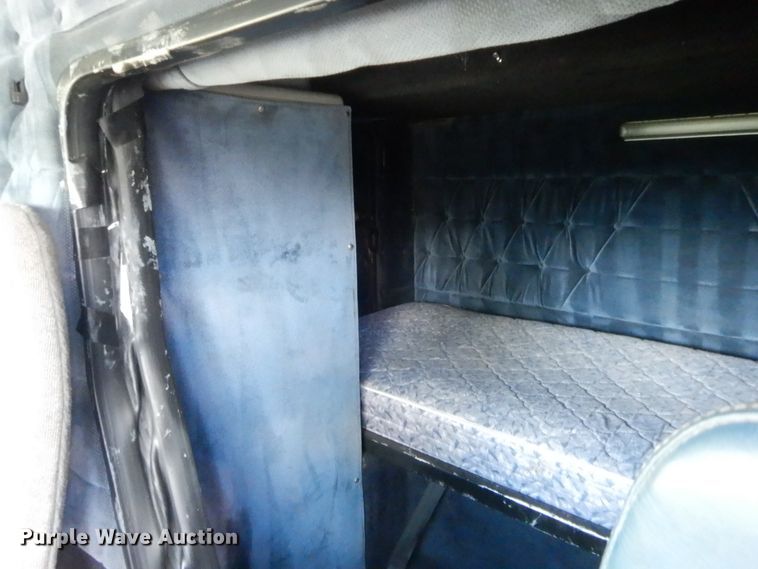 image for item HB9284 1997 Freightliner FLD  semi truck