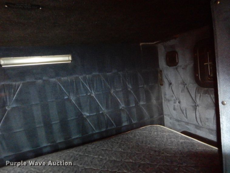 image for item HB9284 1997 Freightliner FLD  semi truck