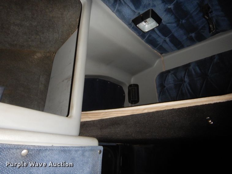 image for item HB9284 1997 Freightliner FLD  semi truck