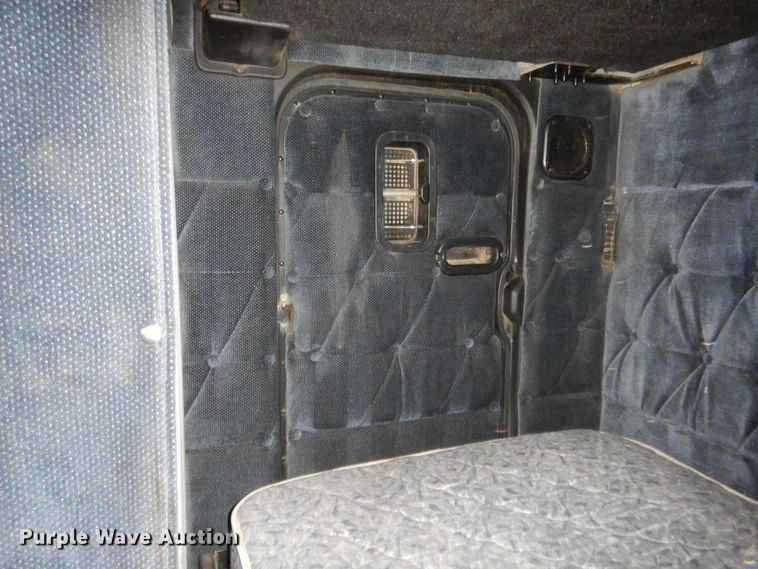 image for item HB9284 1997 Freightliner FLD  semi truck