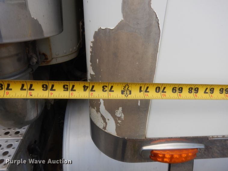 image for item HB9284 1997 Freightliner FLD  semi truck