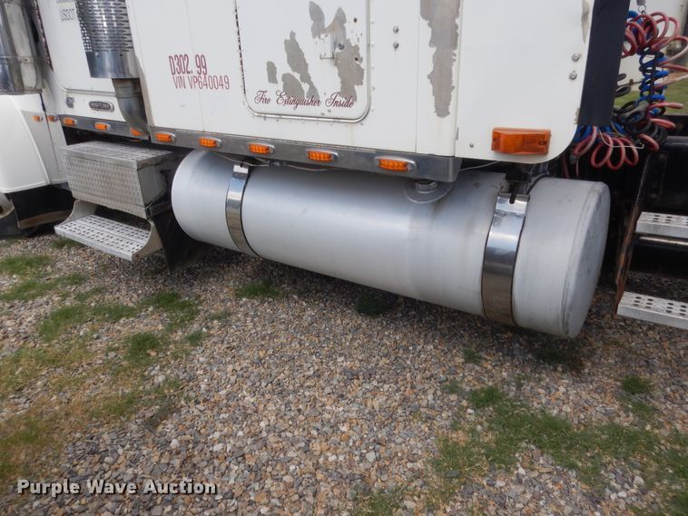 image for item HB9284 1997 Freightliner FLD  semi truck