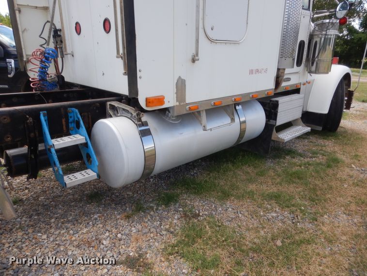 image for item HB9284 1997 Freightliner FLD  semi truck