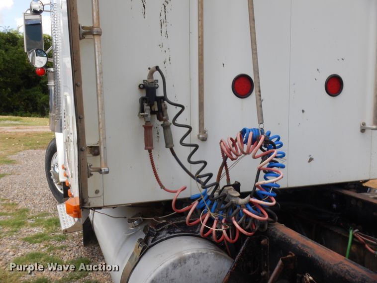 image for item HB9284 1997 Freightliner FLD  semi truck