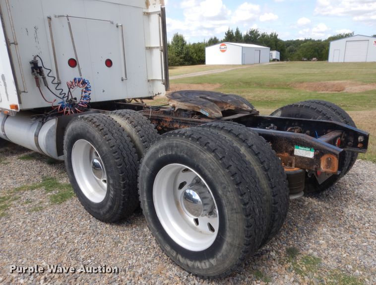 image for item HB9284 1997 Freightliner FLD  semi truck