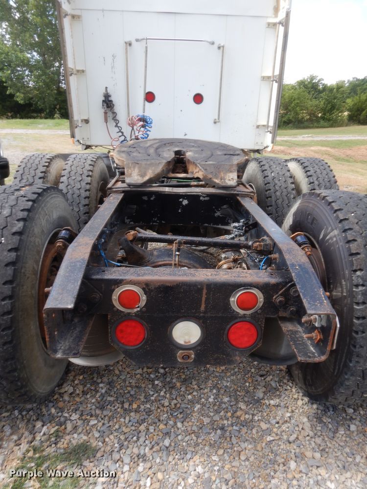 image for item HB9284 1997 Freightliner FLD  semi truck