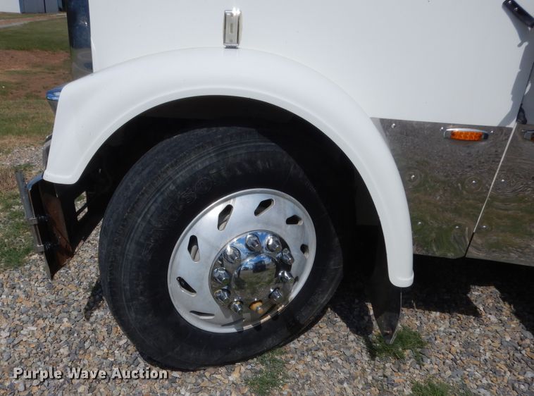 image for item HB9284 1997 Freightliner FLD  semi truck