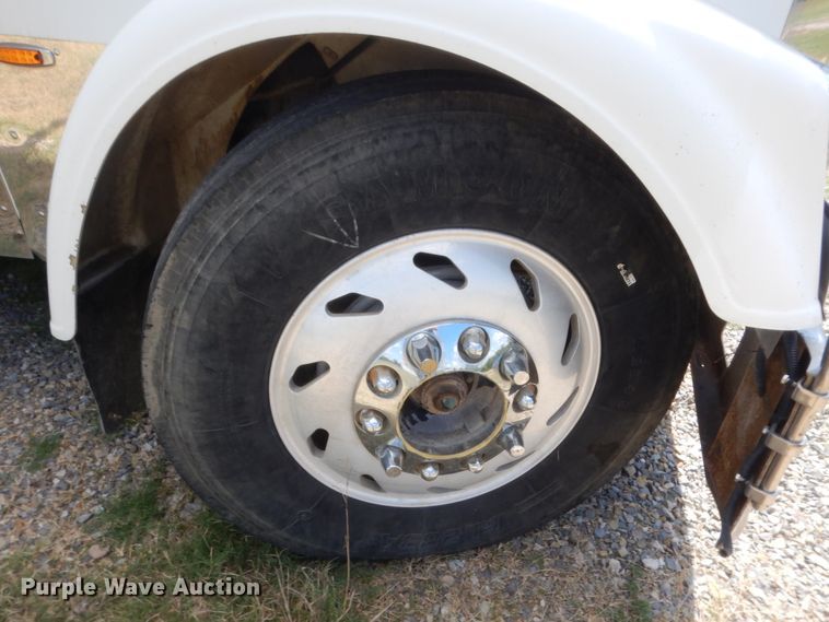 image for item HB9284 1997 Freightliner FLD  semi truck