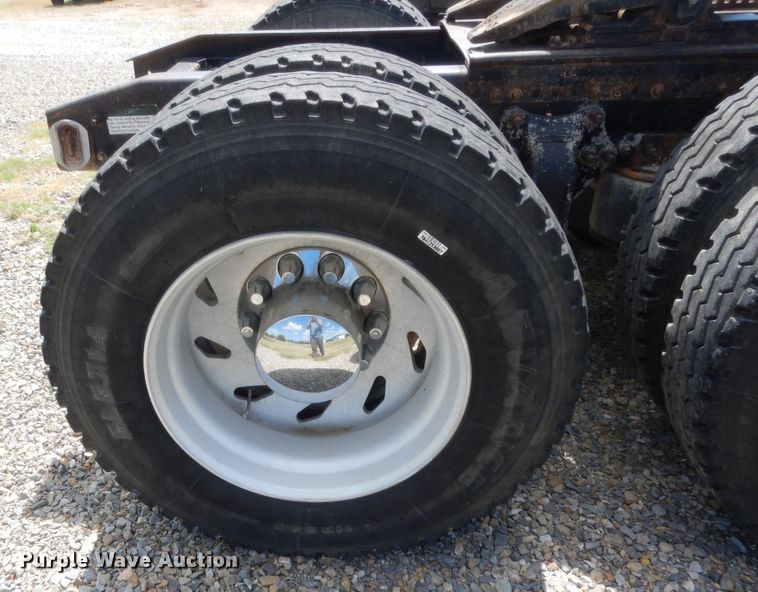 image for item HB9284 1997 Freightliner FLD  semi truck