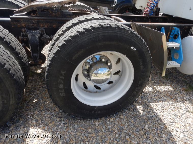 image for item HB9284 1997 Freightliner FLD  semi truck