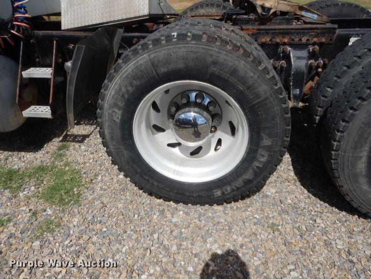 image for item HB9284 1997 Freightliner FLD  semi truck