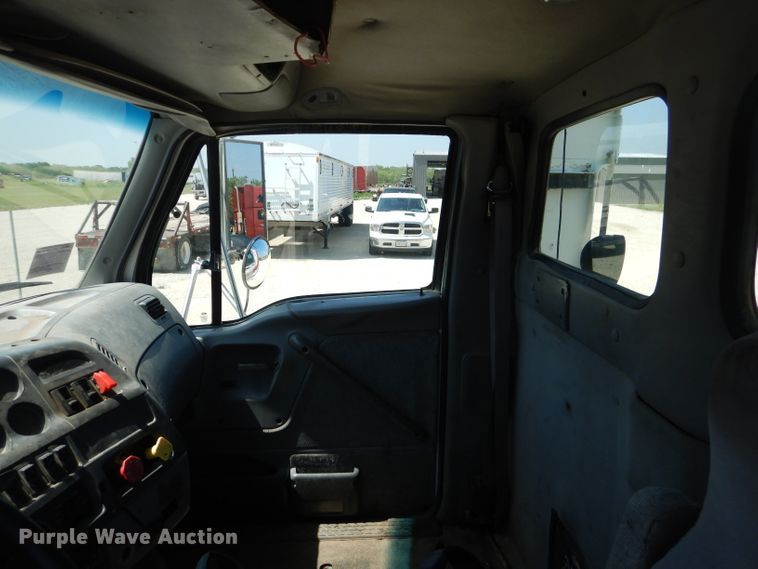 image for item HC9057 1988 Ford AT9513  semi truck