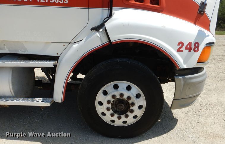 image for item HC9057 1988 Ford AT9513  semi truck