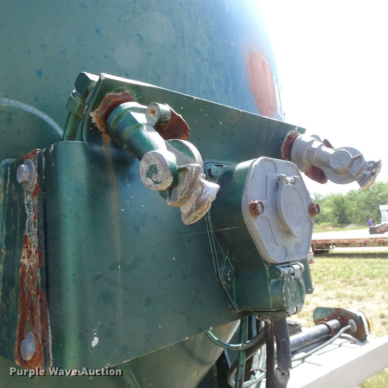 image for item HC9065 1986 Fruehauf TEA-F2-R-3800 tank trailer