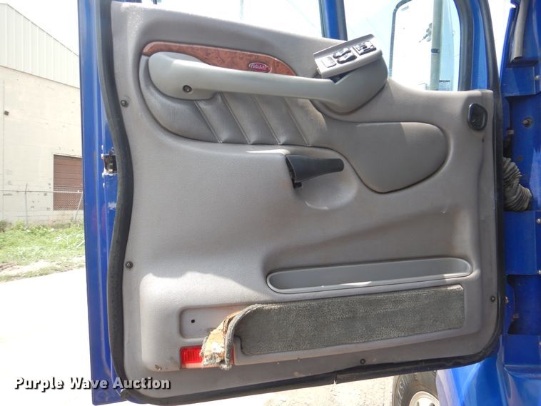 image for item HJ9803 2007 Peterbilt 387  semi truck