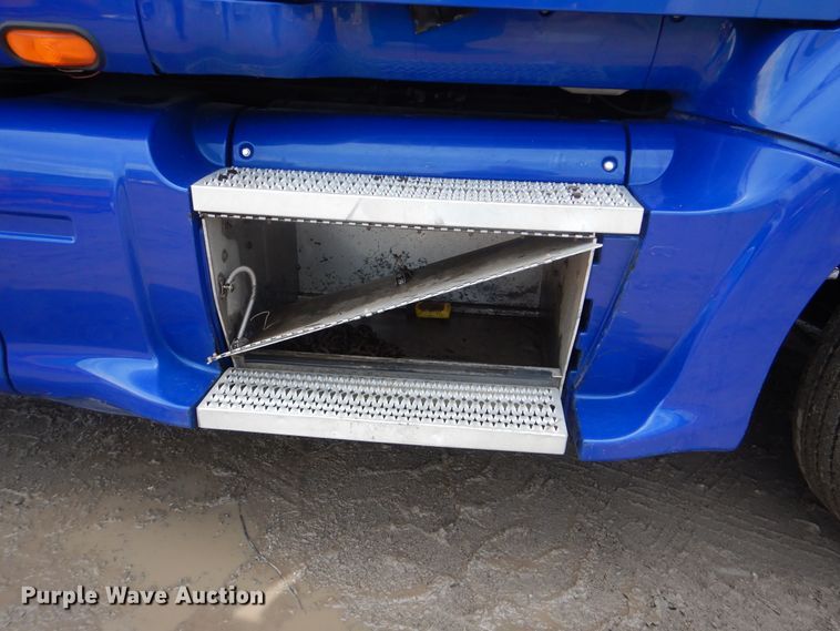 image for item HJ9803 2007 Peterbilt 387  semi truck