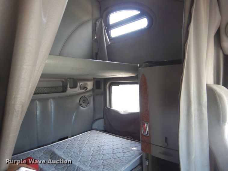 image for item HJ9803 2007 Peterbilt 387  semi truck