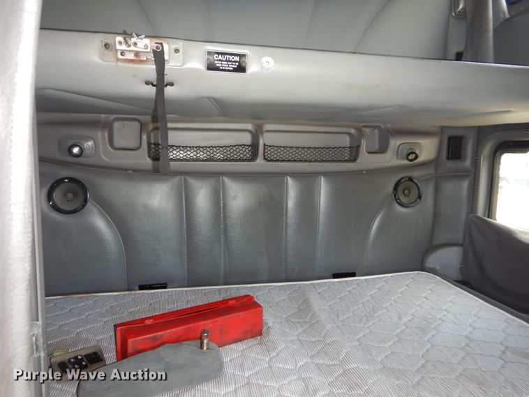 image for item HJ9803 2007 Peterbilt 387  semi truck