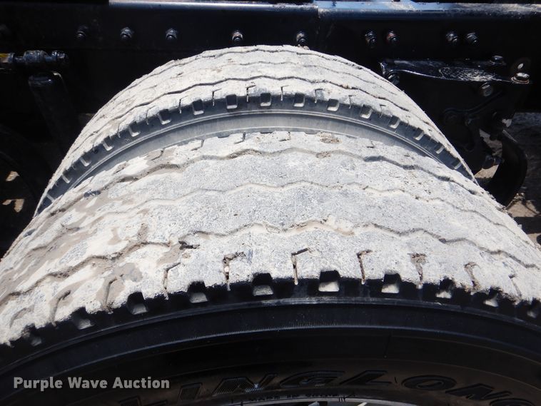 image for item HJ9803 2007 Peterbilt 387  semi truck